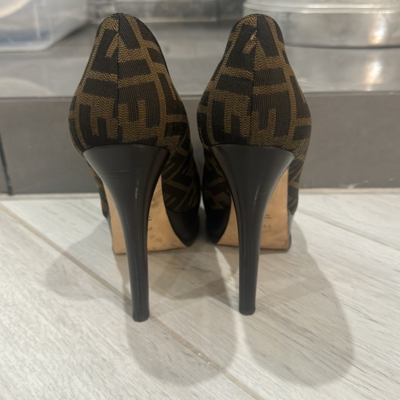 FENDI DECOLLETE’ ZUCCA JACQUARD PLATFORM HEELS - Picture 4 of 6